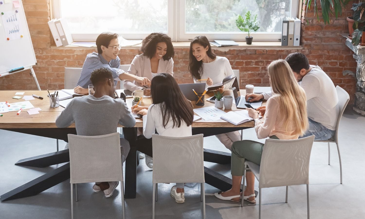 Réunion d'équipe autour d'une table de travail.