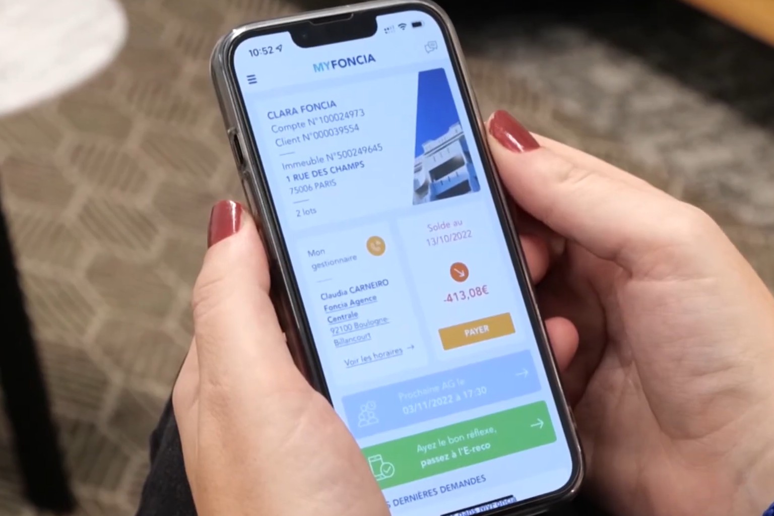 Application mobile FONCIA affichée sur smartphone