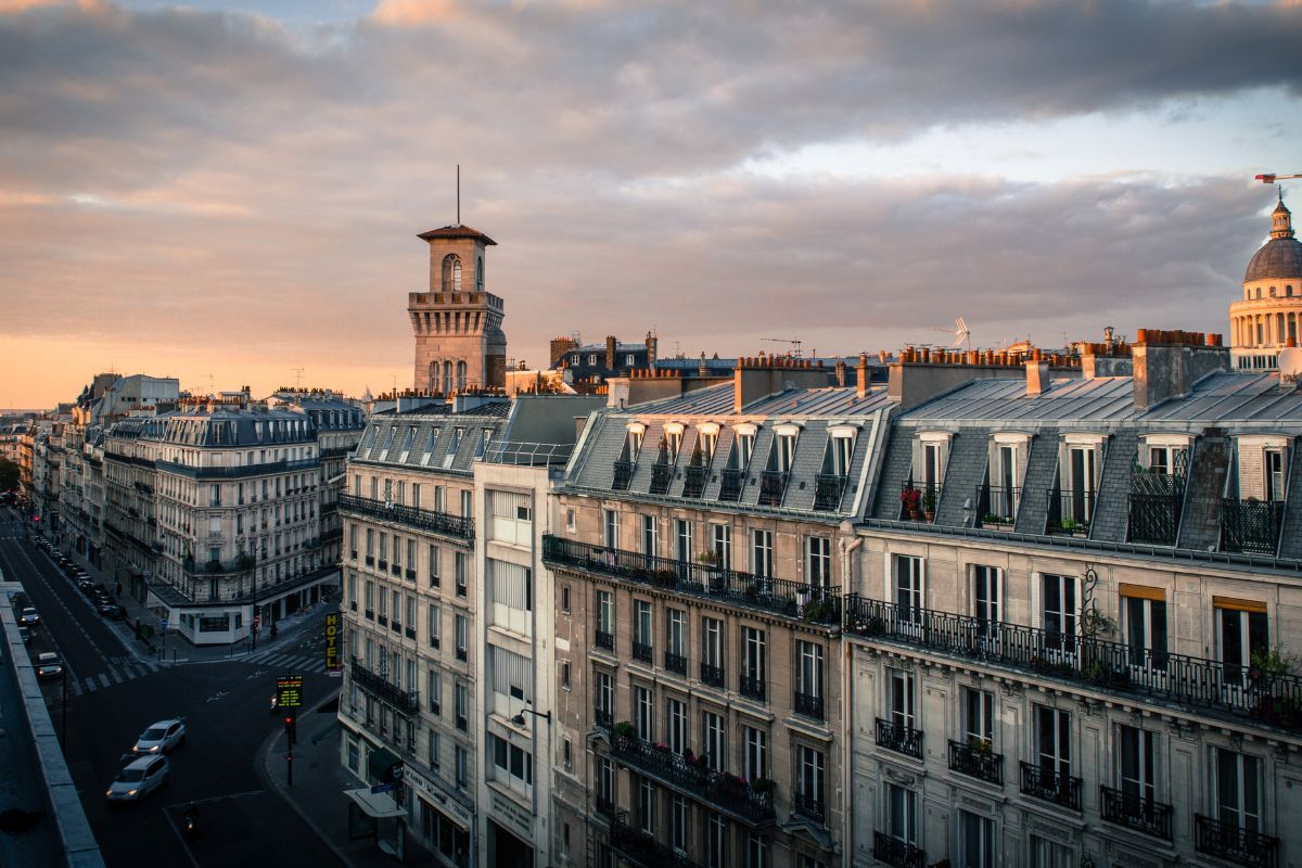 Vue des toits de Paris au coucher du soleil.