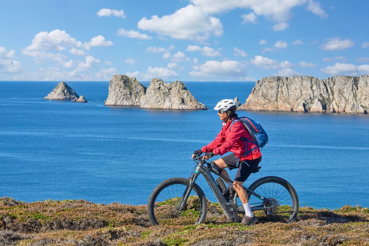 Cycliste en montagne près de la mer