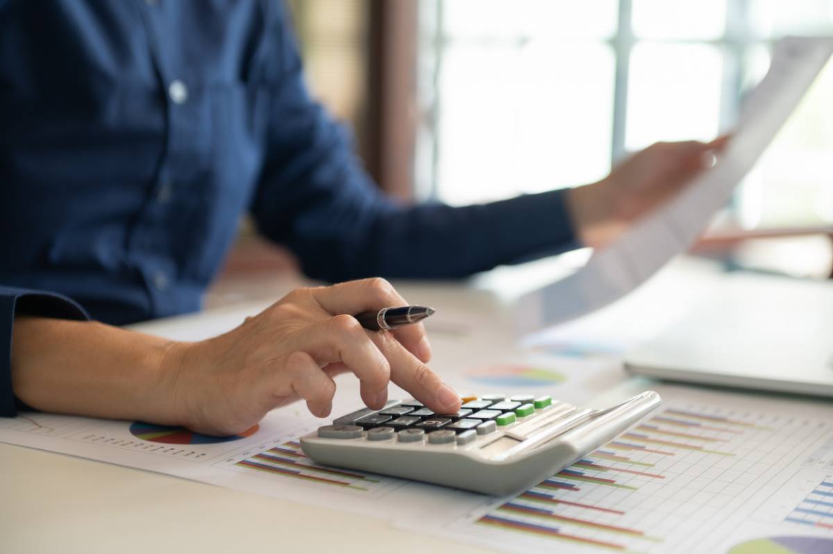 Calculatrice et documents financiers sur bureau.